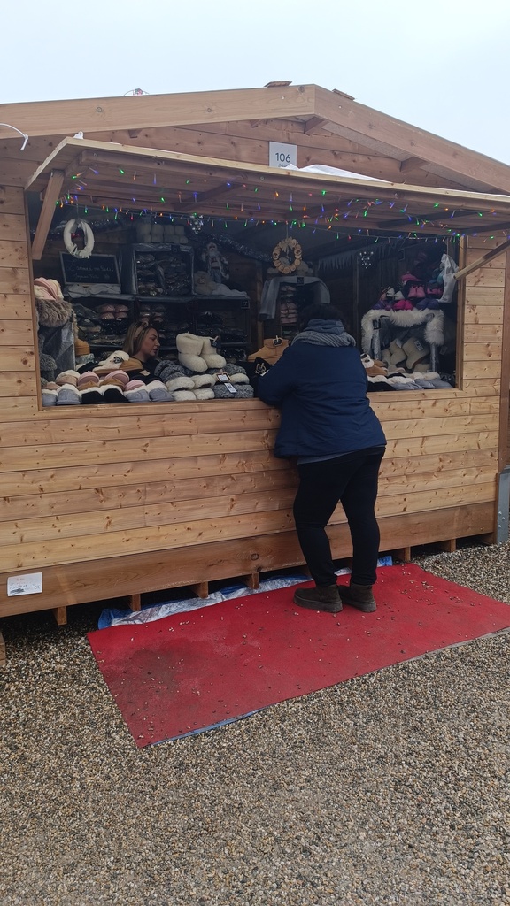 MDN - Chalet vente non-alimentaire (3m x 2,2m) avec auvent et comptoir (porte d'accès exposant sur le coté)