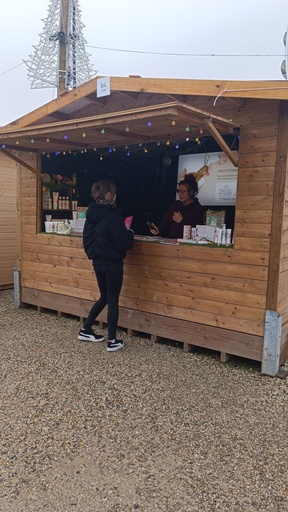 MDN - ARTISAN chalet PARTAGÉ avec un autre exposant de votre connaissance -  Forfait 1 SEMAINE (chalet de 3m x 2,2m soit 1,5m linéaire / exposant) avec auvent et comptoir (porte d'accès exposant sur le coté)
